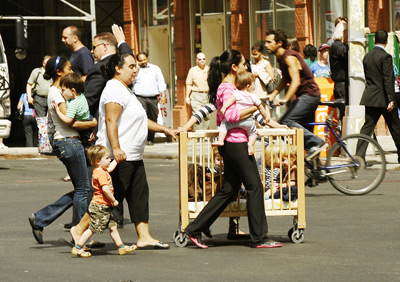 Người dân ở New York sơ tán khỏi nhà.
